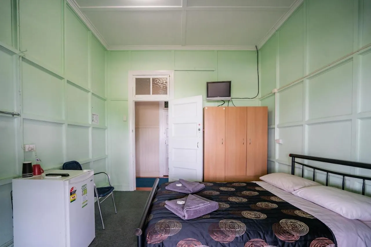 Commercial Hotel Clermont 0*,  오스트레일리아